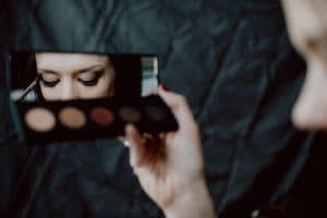 découvrez l'univers du maquillage avec nos conseils, astuces et tutoriels. apprenez à créer des looks éclatants et mettez en valeur votre beauté naturelle grâce à nos sélections de produits et techniques de maquillage.