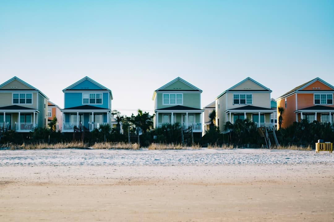 découvrez une maison de plage idyllique où le confort rencontre la beauté naturelle. profitez de vues imprenables, d'une ambiance relaxante et de moments inoubliables en bord de mer.