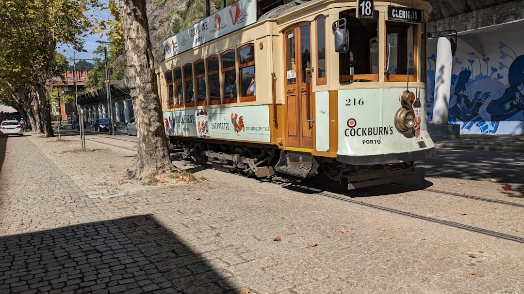 découvrez le plaisir du voyage en train : une façon paisible et écologique de parcourir de magnifiques paysages, tout en profitant du confort à bord. explorez des destinations variées, rencontrez des voyageurs et vivez une expérience unique sur rails.